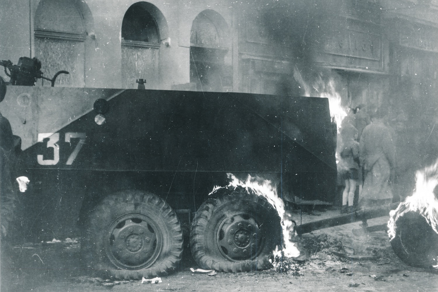 Lángoló szovjet BTR-152 páncélozott lövészszállító jármű az Akácfa utca és a Rákóczi út sarkán, 1956. október (fotó: Fóti István)