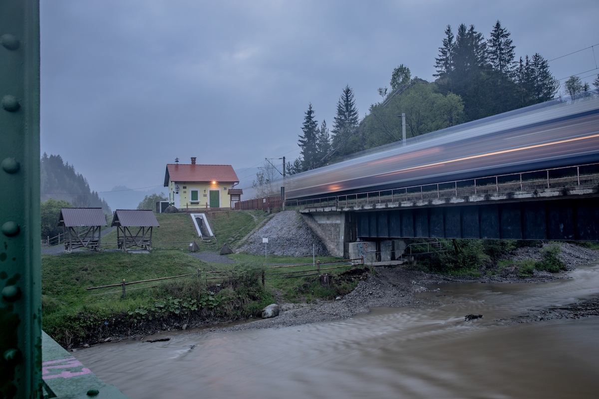 Vonat a Tatros-hídon, háttérben a 30-as őrház és a Rákóczi-vár romjai (2021-es felvételek)